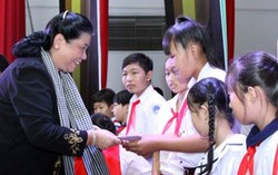 ‘Thắp sáng ước mơ’ cho hàng trăm trẻ em khó khăn, khuyết tật vùng dân tộc, miền núi