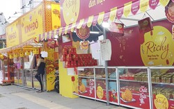 Quầy bánh Trung thu giăng khắp phố, vẫn vắng bóng khách mua