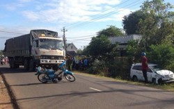 Xe máy chở 3 không đội mũ bảo hiểm, 1 phụ nữ tử vong
