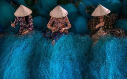 Bức ảnh Vá lưới đoạt giải nhất cuộc thi 'Phụ nữ nông thôn và Phát triển bền vững'