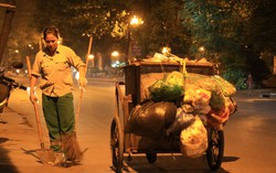 Lao động nữ vất vả mưu sinh trong đêm muộn