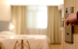 Mẹ chồng và cánh cửa phòng ngủ không khóa