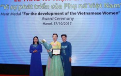 Trao kỷ niệm chương Vì sự phát triển của PNVN cho Chủ tịch WWIEA