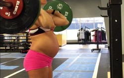 Bà bầu 8 tháng nâng tạ 80 kg