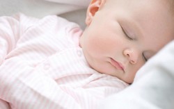 Bật điều hòa quá lạnh, con bị méo mồm, liệt mặt