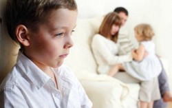 Để con không ghen tỵ với em nhỏ