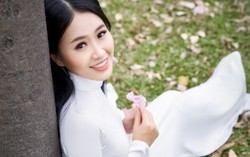 Á khôi Miss Photo Thạch Thảo đẹp mơ màng bên hoa kèn hồng