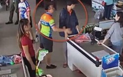 Xôn xao clip bố ném xúc xích, tát nhân viên vì con bị nhắc khi mua hàng