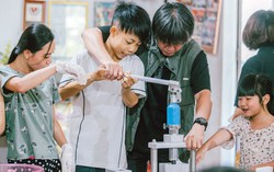 Trẻ em khuyết tật trải nghiệm cách làm xà phòng tái chế