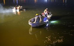 Đêm qua cá chết vẫn nổi trắng mặt Hồ Tây