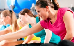Tập thể dục đôi với con gái tuổi teen