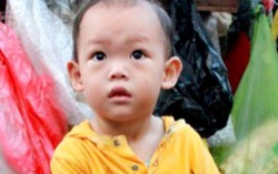 Bé 2 tuổi theo ông đi bán bột chiên