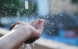 Khách thuê căn hộ nghỉ dưỡng phải canh giờ hứng nước mỗi ngày