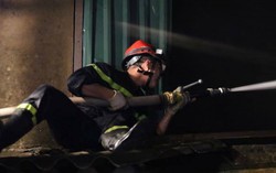 Cảnh sát nỗ lực dập đám cháy ở Công ty Bóng đèn Phích nước Rạng Đông