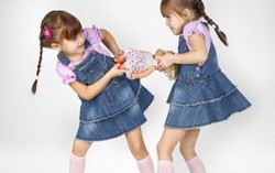 Trẻ thích 'cầm nhầm': Không uốn nắn kịp thời sẽ thành 'bệnh' ăn cắp