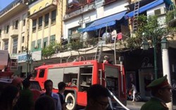Trẻ nghịch lửa làm cháy nhà trên phố đi bộ Đinh Lễ