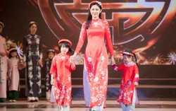 MC Phan Anh cùng vợ con trình diễn áo dài Tết