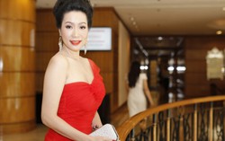 NSƯT Trịnh Kim Chi khoe vai trần ở tuổi 46