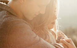Cảm động tình yêu của người chồng chăm vợ mắc bạo bệnh 