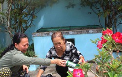 Biến rác thành tiền giúp bệnh nhân nghèo của phụ nữ Long Mỹ