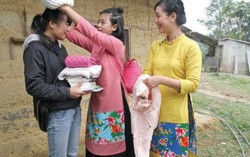Chiều Xuân và con gái lên vùng cao tặng quà Tết sớm