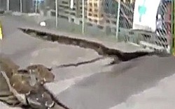 Hè phố nứt toác sau động đất sáng nay ở Nhật Bản