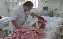 Diễn biến bệnh quá nặng, gia đình đành đưa 2 bé gái về nhà