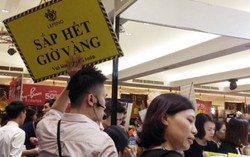 Đồ hiệu đổ đống bán giá sốc, nhiều khách vẫn phải về tay không