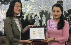 Trao Kỷ niệm chương cho Trưởng đại diện UN Women