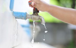 Nhiều người vô tư lãng phí nước sạch