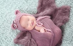 Diễn viên Hoàng Yến tung bộ ảnh con gái đầy tháng cực yêu