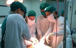 Cứu người ngộ độc thức ăn, phát hiện vỡ phình động mạch