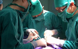 Xót xa bé trai 8 tháng không mông, không lỗ hậu môn