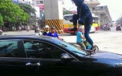 Người phụ nữ nhảy lên nóc ôtô đánh ghen