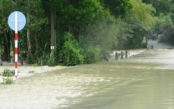 Đi xe máy qua cầu, 2 mẹ con bị lũ cuốn trôi