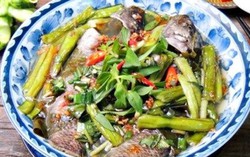 Canh chua cá rô đồng nấu lá giang đậm vị Nam bộ