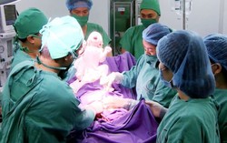 Mổ gấp cứu mẹ con sản phụ bị rau tiền đạo nguy hiểm