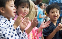 Làm cách nào trẻ 3 tuổi ở Nhật có thể tự bắt xe đi học