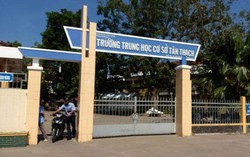 Tạm đình chỉ học tập học sinh bóp cổ cô giáo ở Bến Tre