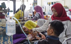 Những đứa trẻ sống sót sau sóng thần ở Indonesia nguy kịch vì sốt cao, mất nước 