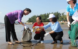 Phụ nữ là lực lượng quan trọng trong các khâu quản lý rác thải nhựa