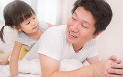 Ngỡ ngàng con gái 2 tuổi bám ba không rời sau 3 tháng xa cách