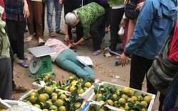Mâu thuẫn khi mua cam, nữ khách hàng bị bà bán dưa đâm gục tại chợ