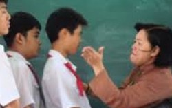 Bàng hoàng giáo viên đánh học trò dã man