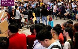  Vạ vật giữa đêm ở sân bay Tân Sơn Nhất đón Việt kiều về ăn Tết