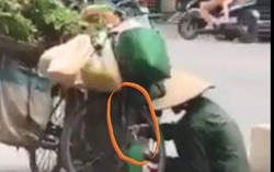 Clip nghi người bán rong pha chế hóa chất rồi phun vào rau