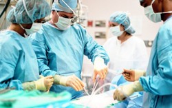 Cứu sống bệnh nhân tai nạn lộ tim, phổi ngoài lồng ngực