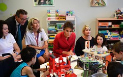 Bà Melania Trump trò chuyện bằng tiếng Pháp với bệnh nhân nhi ở Paris