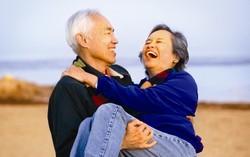 Vợ hơn 60 tuổi vẫn 'hừng hực', chồng phải 'cầu cứu' bác sĩ