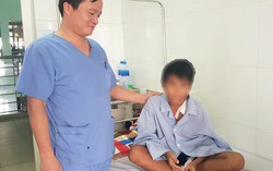 Chơi trốn tìm, cháu bé bị hàng rào sắt đâm xuyên ngực